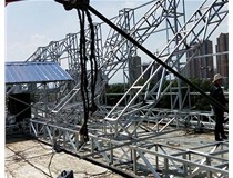 【山西德軒做字廠(chǎng)】晉中醫院樓頂大字安裝施工中